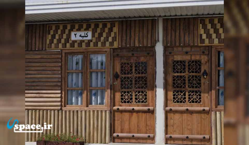 نمای بیرونی کلبه های چوبی اقامتگاه باغ بهشت - ارومیه